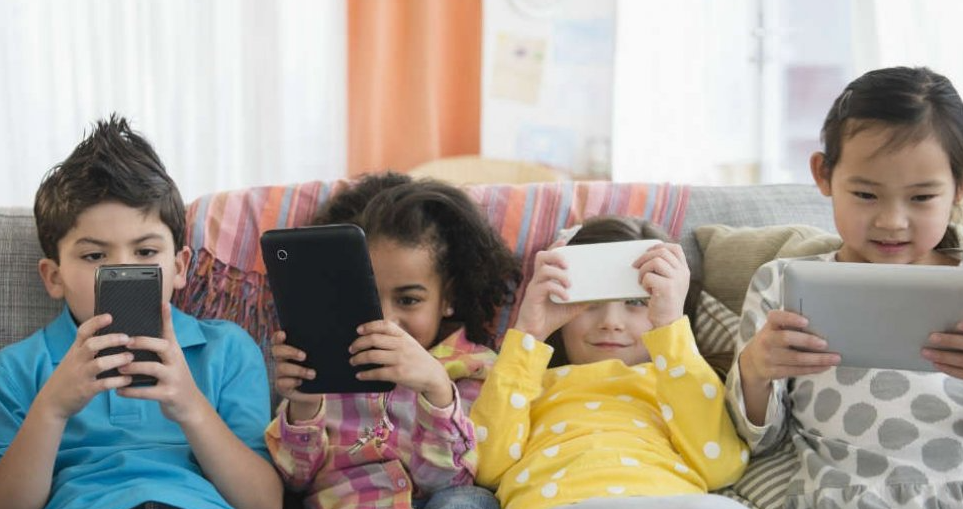 Kenali Dampak Positif dan Negatif Penggunaan Gadget Pada Anak