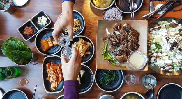 Pelajari Etika Makan di Korea Selatan, Jangan Angkat Mangkuk Yang Besar