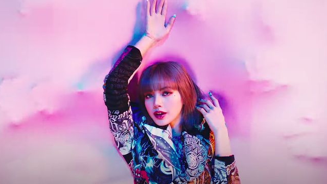 Sisi Menarik Dari Lisa BLACKPINK Sang Ikon Mode Korea Selatan